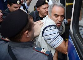 Kasparov ugrizao policajca ispred suda