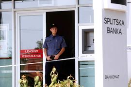 Žena ili transvestit pljačka banke?