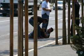 Pogledajte kako su policajci u civilu pretukli tehničkog urednika NIN-a