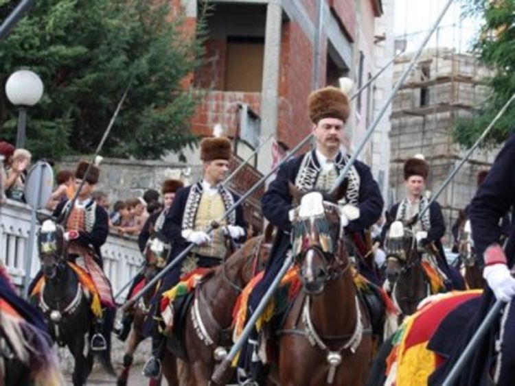 Drama na Sinjskoj alci: Konj zbacio jahača i uletio u publiku