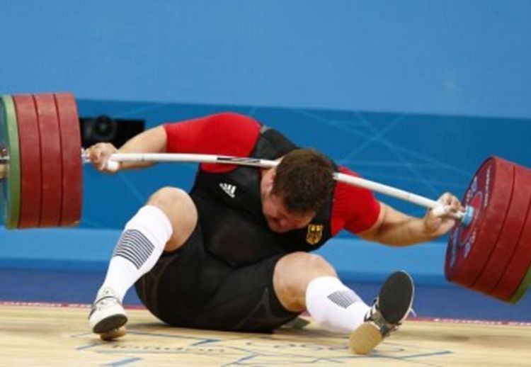 Njemačkom olimpijcu tegovi od 196 kilograma pali na glavu