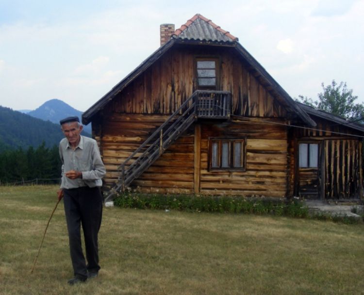 Selo Stolac: Sedam stanovnika  u dvije države