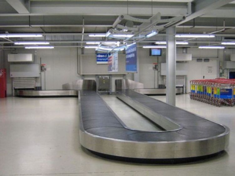 Čovjek zaspao na pokretnoj traci za prtljag aerodroma u Rimu
