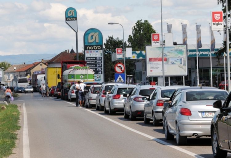 Na granici u Gradišci se čekalo i do dva sata