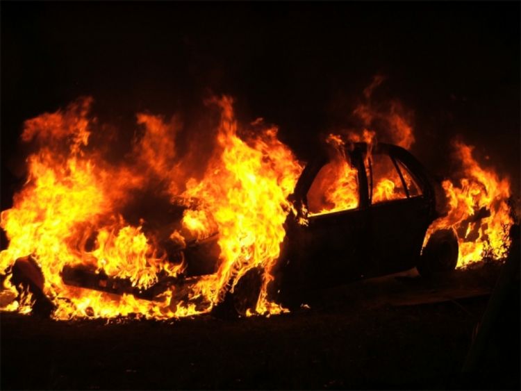 Zapaljeno vozilo službenika kosovske Kancelarije za sjever