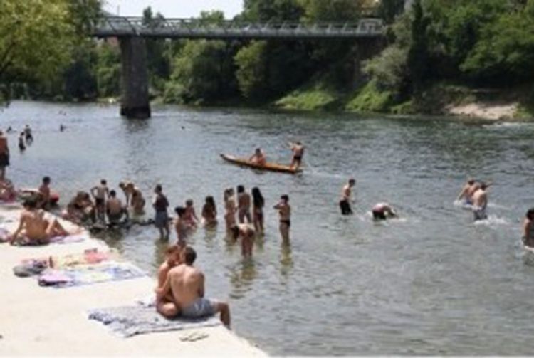 Ne daju plažu kod Zelenog mosta