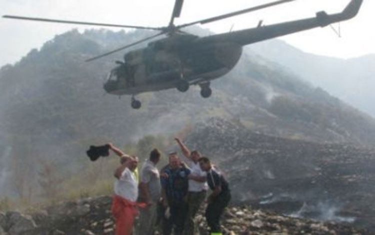Helikopter i 30 vojnika gasi požar u Konjicu  