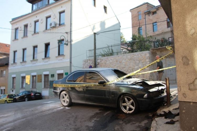 Gorio BMW u naselju Alifakovac