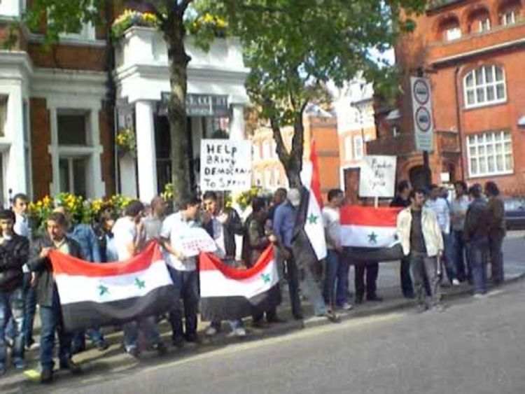 Demonstranti gađali rusku ambasadu u Londonu
