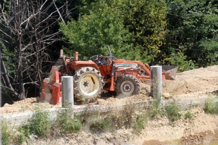 Poginuli u prevrtanju traktora