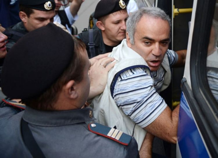 Kasparov ugrizao policajca ispred suda