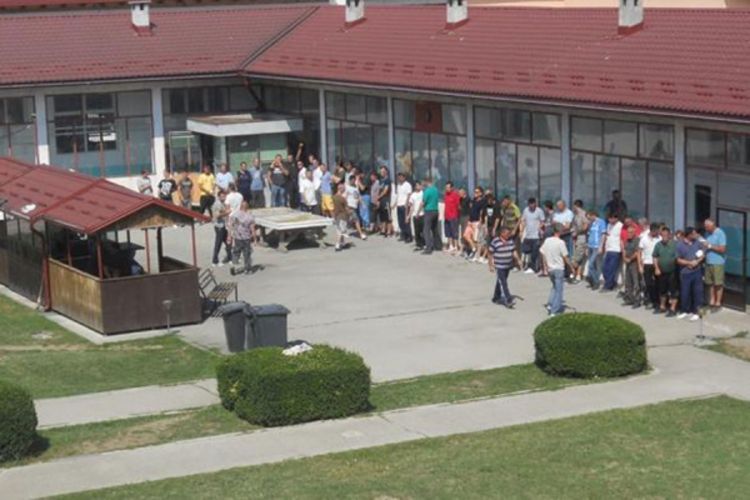 Iza zidina zatvora u Bihaću: Drogu im unose i djeca u džepovima