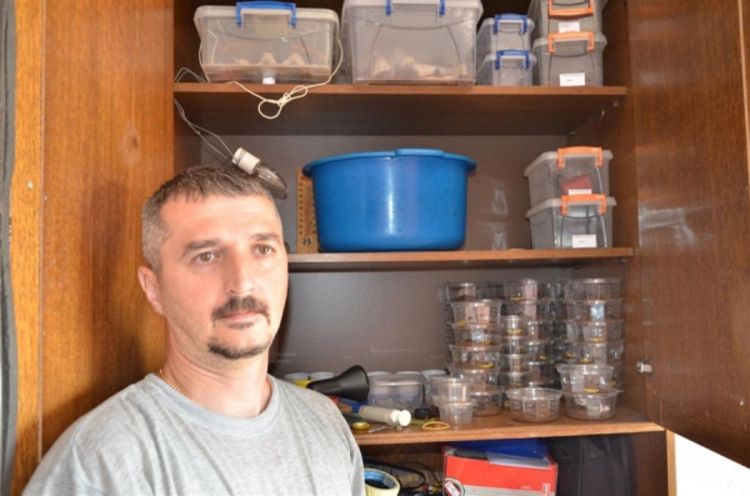 Duško Vujinović otrovne tarantule drži u regalu