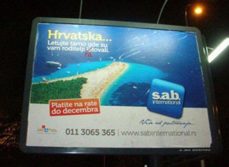 Huligani uništavali hrvatske reklame u Vojvodini