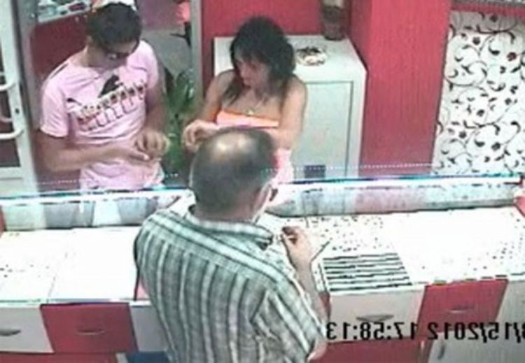 Pogledajte snimak krađe u Gradišci: Ukrao zlatne, pa kupio srebrne minđuše