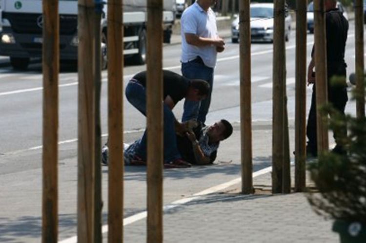 Pogledajte kako su policajci u civilu pretukli tehničkog urednika NIN-a