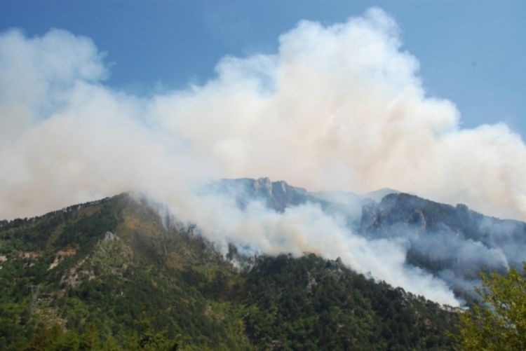 Stanje alarmantno: Trebinje u obruču, dim guši Mostarce