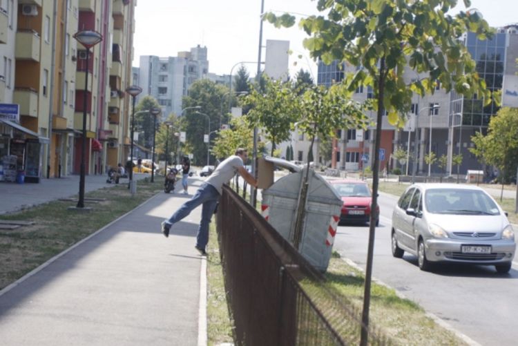 Gundulićeva ulica: Blokiran prilaz kontejnerima