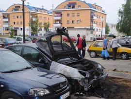 Zapaljen automobil UniCredit banke u Prijedoru