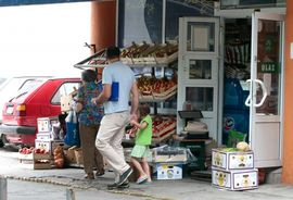 Brojne bh. porodice hranu kupuju na veresiju