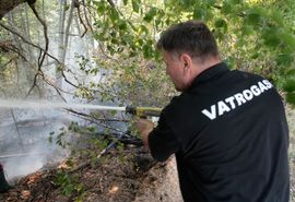 Vatrogasci na  terenu dan i noć