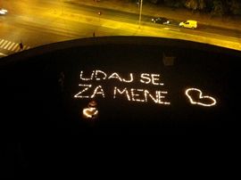 Tuzla: Zapalio 700 svijeća i zaprosio voljenu