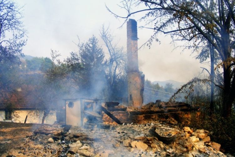 Vatra brža od vatrogasaca