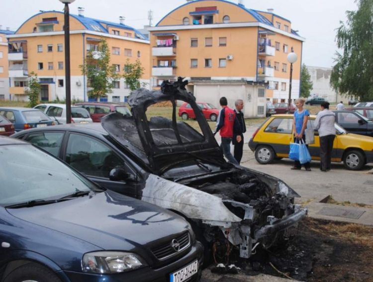 Zapaljen automobil UniCredit banke u Prijedoru