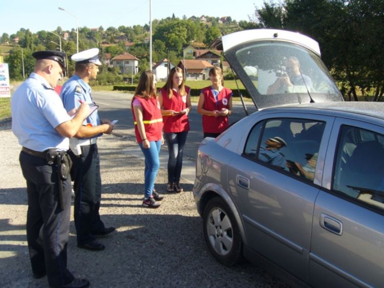 Kontrola setova prve pomoći u automobilima