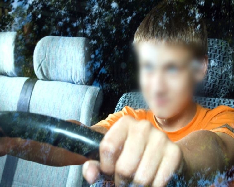 Osmogodišnji dječak za volanom