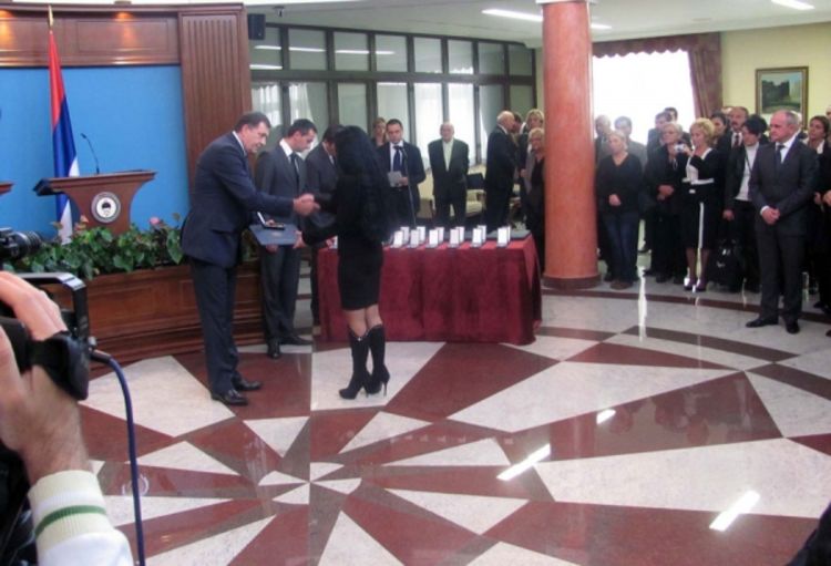 Predsjednik RS uručio 20 posthumnih odlikovanja