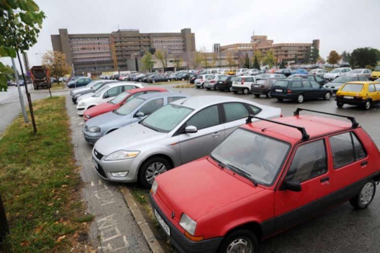 Najavljuju gradnju novog parkinga kod UKC-a