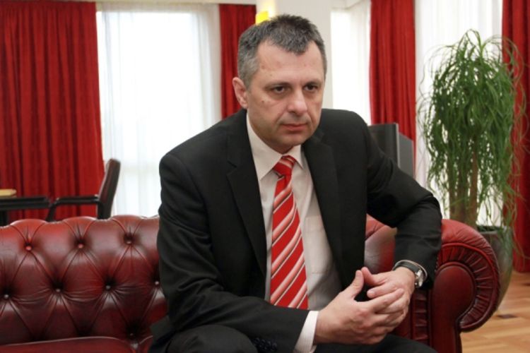 Radojičić uručuje diplome studentima-stažistima u parlamentu Srpske