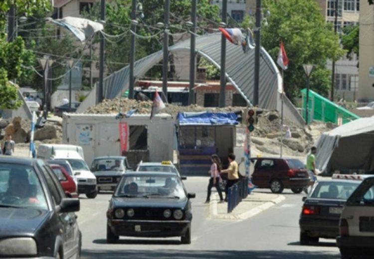 Kamenjem napadnuta zgrada SO Kosovska Mitrovica
