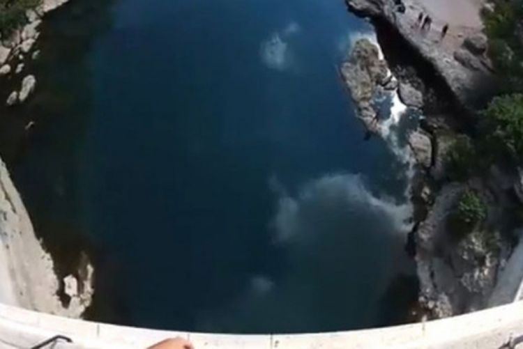 S kamerom na glavi skočio sa Starog mosta u Mostaru
