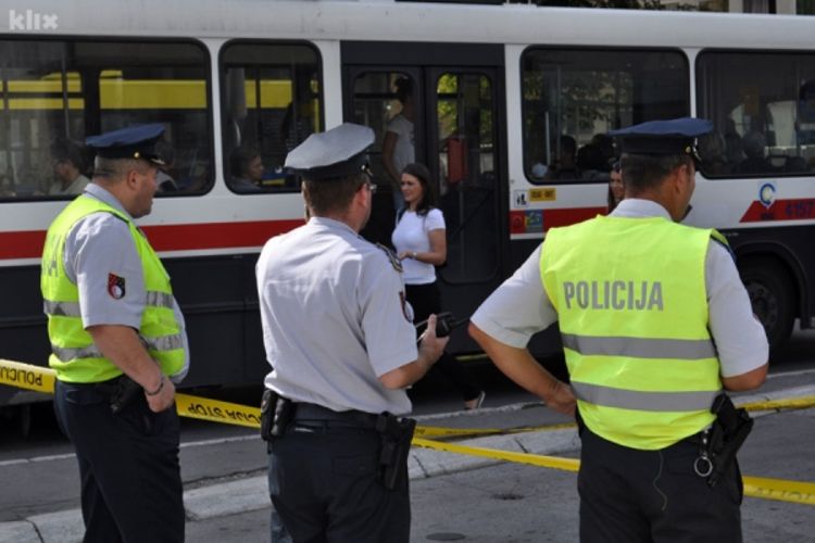 Učenik izboden nožem dok je čekao trolejbus