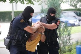 Policija dnevno uhapsi po dva dilera