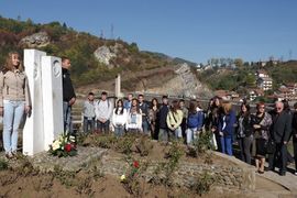 Cvijeće na andrićevom spomen-obilježju