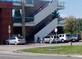Vozila parkiraju ispod pasarele na Starčevici i ometaju đake