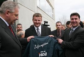 Fimi medija naručila vjetrovke s logom HDZ i natpisom Željo, majstore