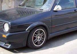 Golfom se zabio u parkirani skupocjeni mercedes
