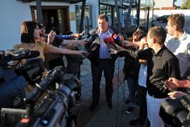 Partije i dalje ne otkrivaju karte