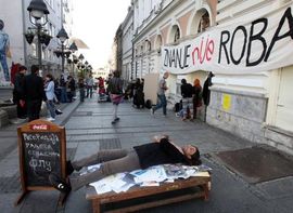 Studenti protestvuju, proveli noć na FLU u Beogradu