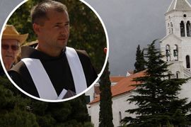 Proustaški sveštenik služi misu za optuženog fra plejboja
