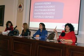 Kod muškaraca novac, žene vode brigu o domaćinstvu