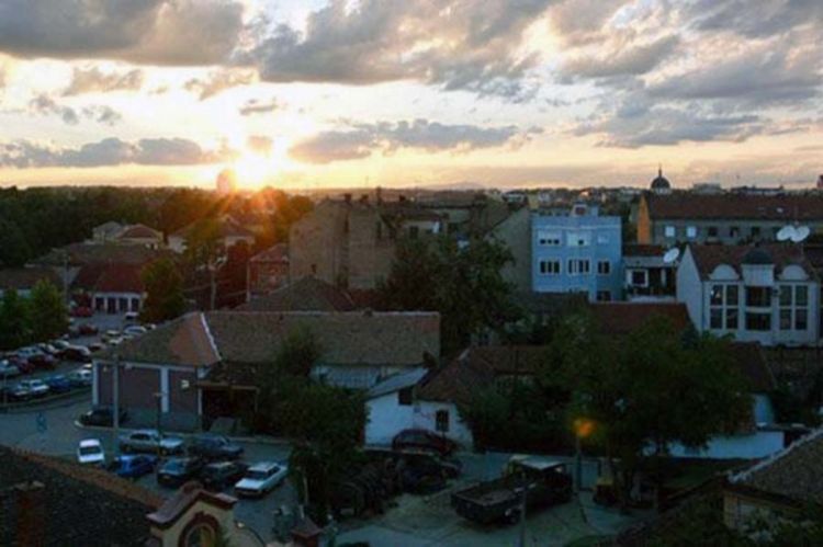 Pucao sa prozora na prolaznike