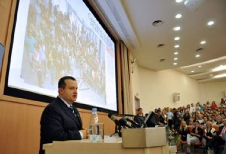 Dačić poručio studentima: Biću premijer i kad diplomirate