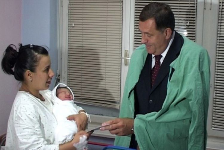 Predsjednik RS darovao novorođenčad