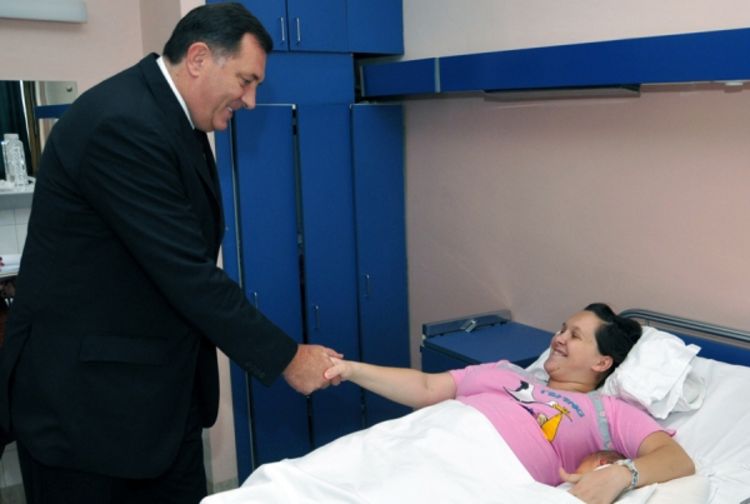 Dodik uručio porodiljama po 500 KM