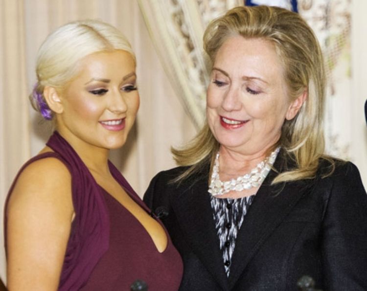 Hilari Klinton impresionirana dekolteom Kristine Agilere